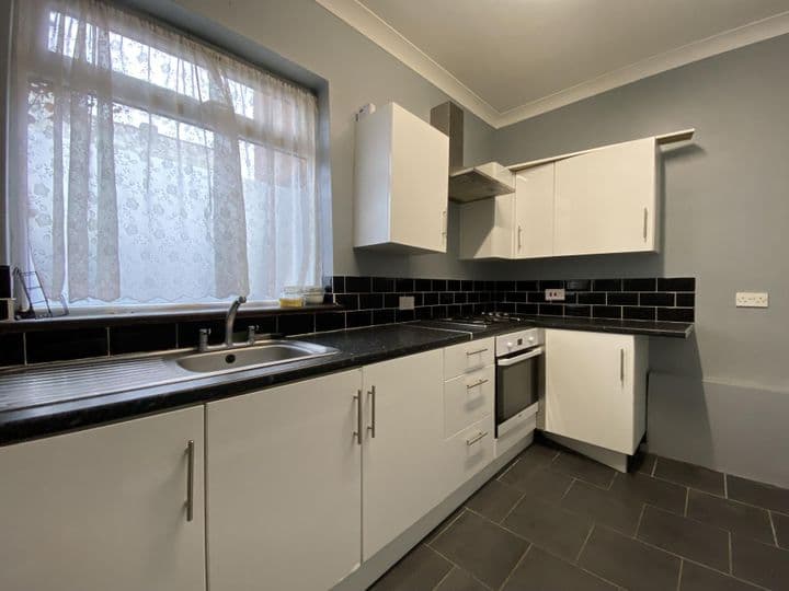 1 bedroom apartment for sale in Westcliff-On-Sea, United Kingdom - Image 5