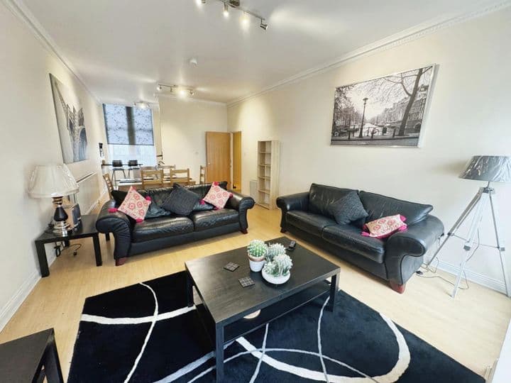 3 bedrooms apartment for sale in Glasgow, United Kingdom - Image 2