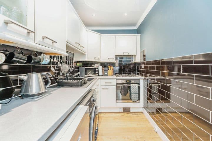 4 bedrooms house for sale in Barnsley, United Kingdom - Image 2