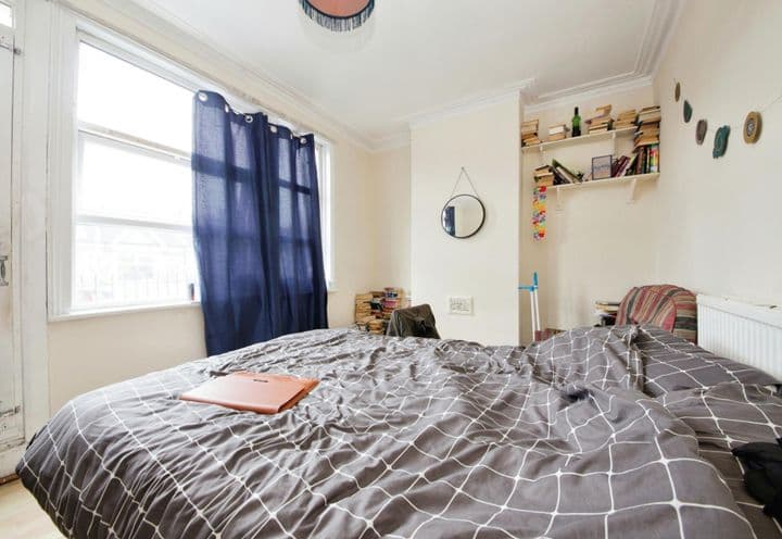 4 bedrooms apartment for sale in London, United Kingdom - Image 2