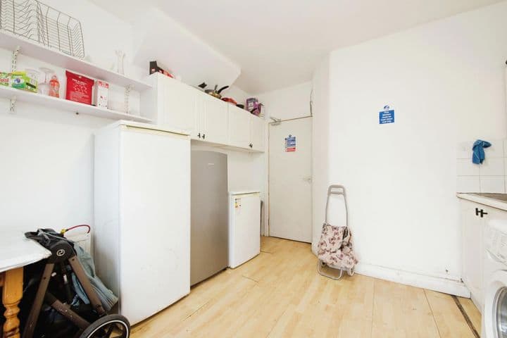 4 bedrooms apartment for sale in London, United Kingdom - Image 8