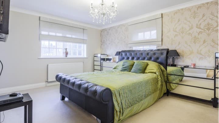 2 bedrooms apartment for sale in Romford, United Kingdom - Image 9