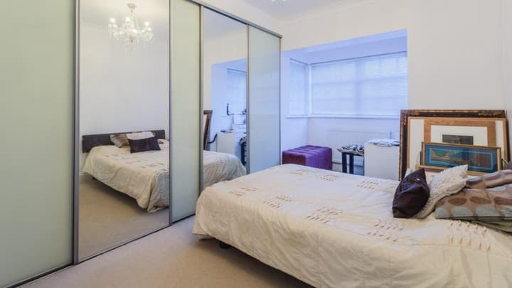 2 bedrooms apartment for sale in Romford, United Kingdom - Image 12