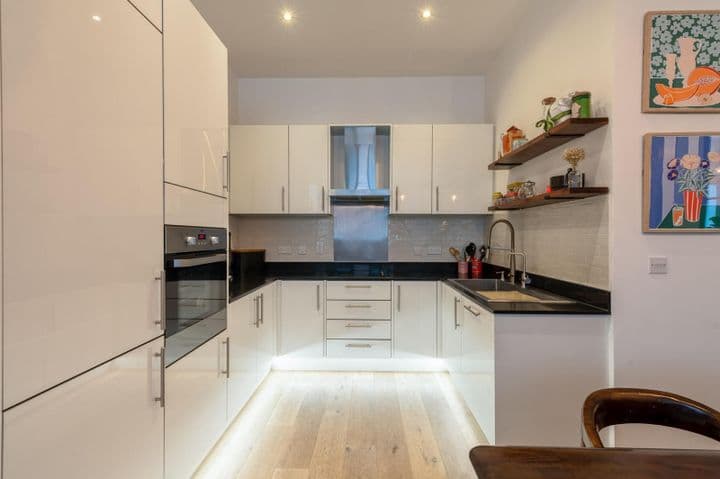 3 bedrooms house for sale in London, United Kingdom - Image 2