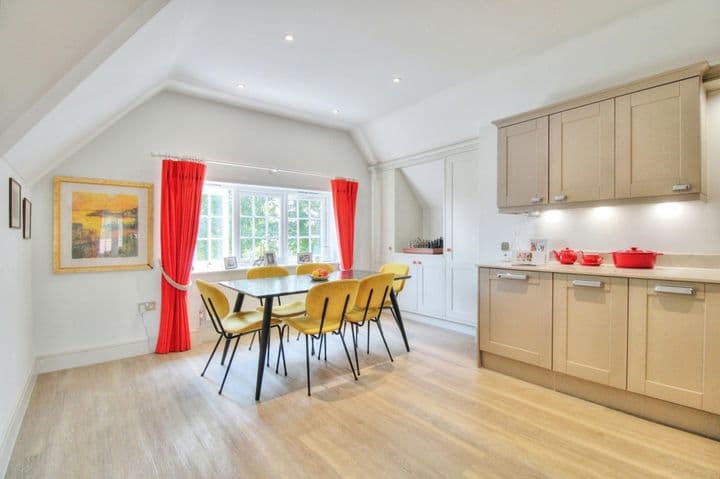 2 bedrooms apartment for sale in Bracknell, United Kingdom - Image 5