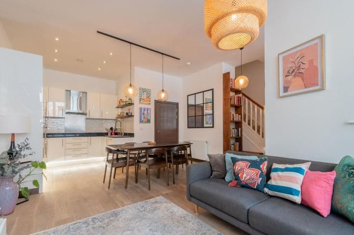 3 bedrooms house for sale in London, United Kingdom - Image 3