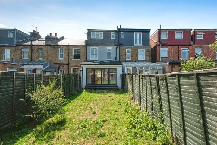 3 bedrooms house for sale in London, United Kingdom - Image 2