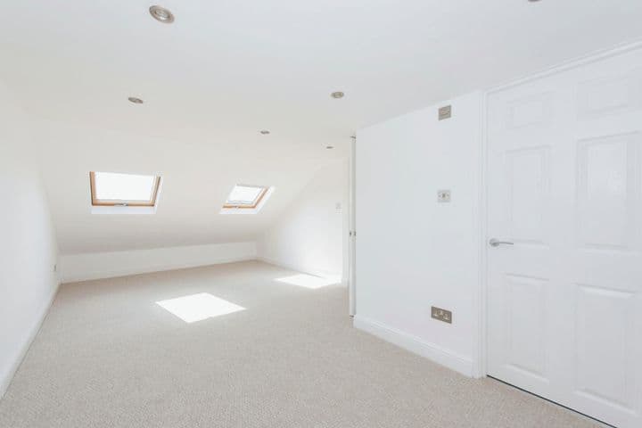 3 bedrooms house for sale in London, United Kingdom - Image 10