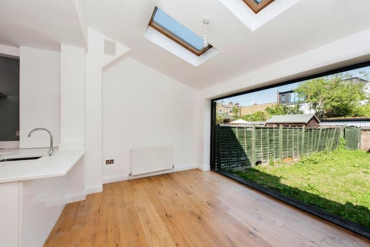 3 bedrooms house for sale in London, United Kingdom - Image 5