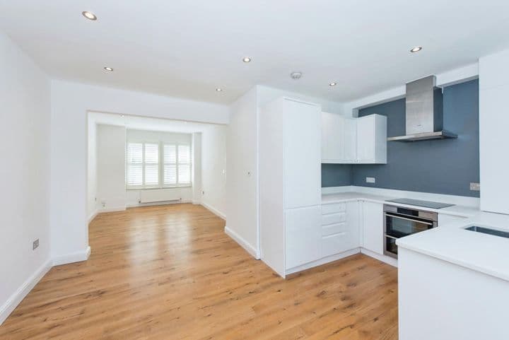 3 bedrooms house for sale in London, United Kingdom - Image 3