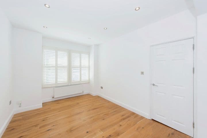 3 bedrooms house for sale in London, United Kingdom - Image 8