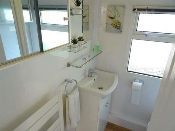 1 bedroom other for sale in Addlestone, United Kingdom - Image 7