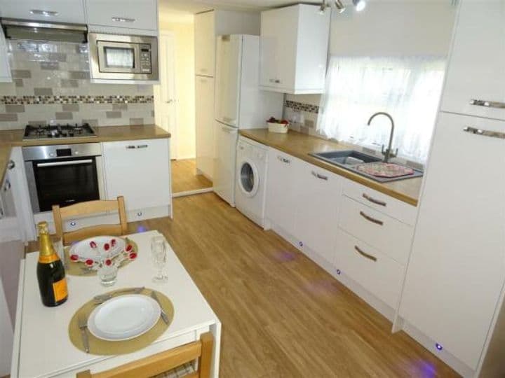 1 bedroom other for sale in Addlestone, United Kingdom - Image 3