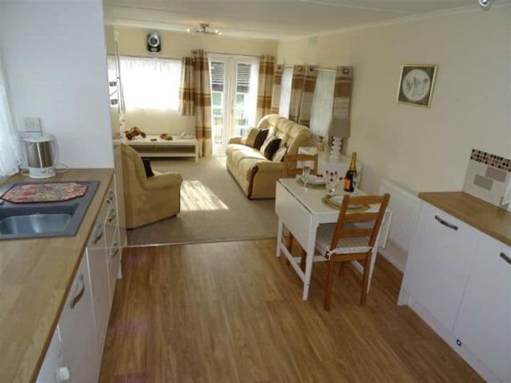 1 bedroom other for sale in Addlestone, United Kingdom - Image 5