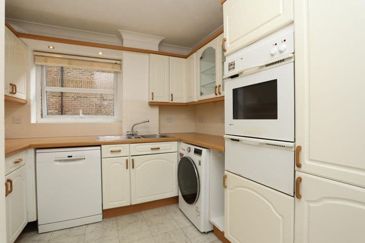 2 bedrooms apartment for sale in Beckenham, United Kingdom - Image 8