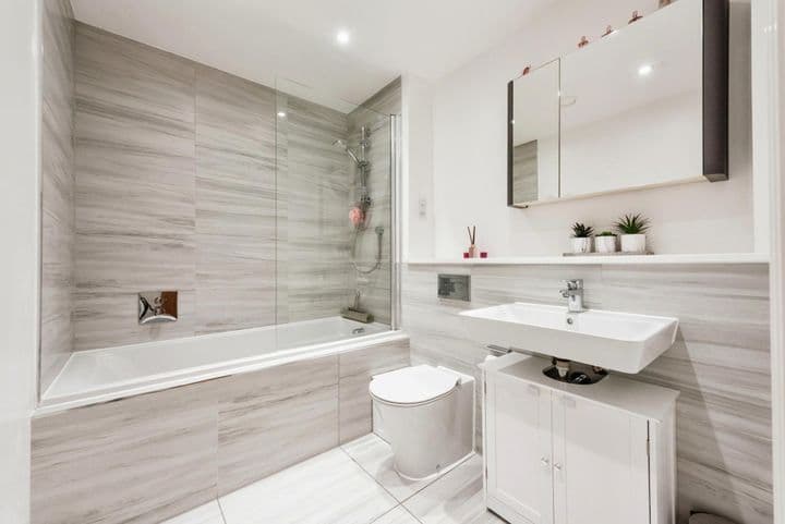 2 bedrooms apartment for sale in Slough, United Kingdom - Image 10