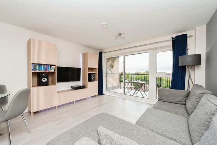 2 bedrooms apartment for sale in Slough, United Kingdom - Image 3