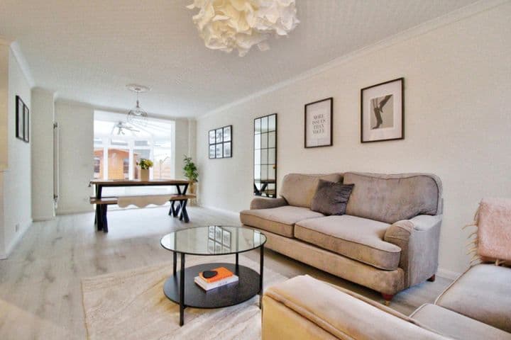 3 bedrooms house for sale in Romford, United Kingdom - Image 4