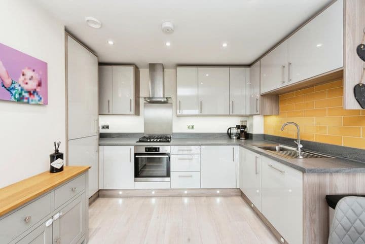 2 bedrooms apartment for sale in Slough, United Kingdom - Image 6