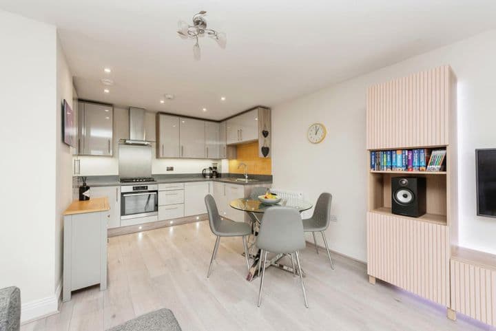 2 bedrooms apartment for sale in Slough, United Kingdom - Image 5