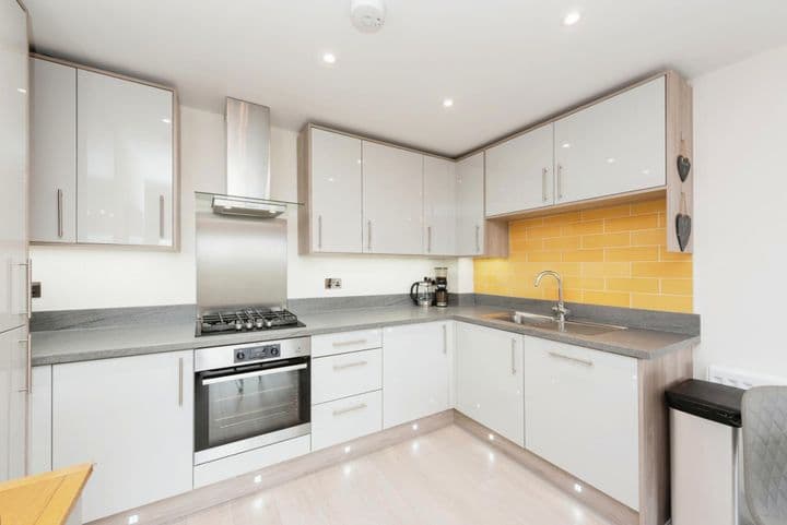 2 bedrooms apartment for sale in Slough, United Kingdom - Image 7