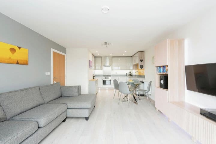 2 bedrooms apartment for sale in Slough, United Kingdom - Image 2