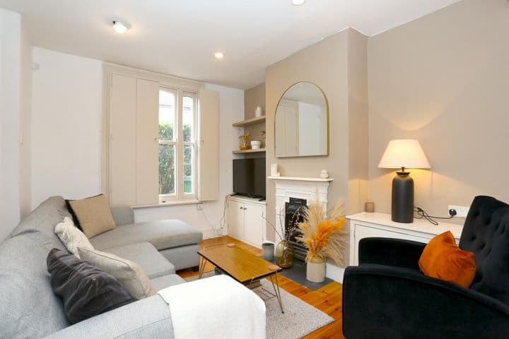 3 bedrooms house for sale in London, United Kingdom - Image 2