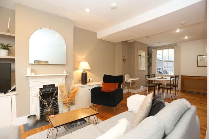 3 bedrooms house for sale in London, United Kingdom - Image 3