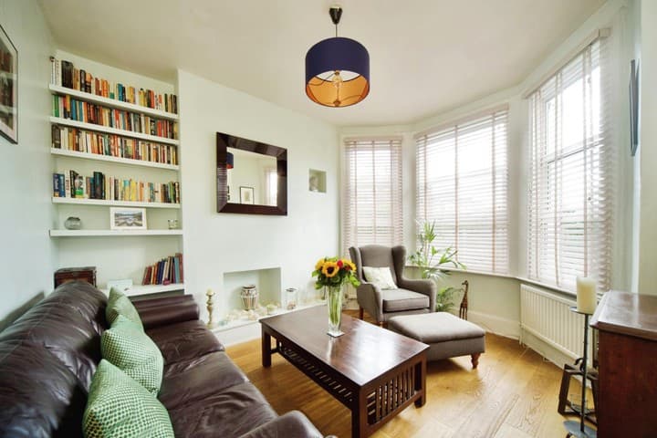 2 bedrooms house for sale in London, United Kingdom - Image 2