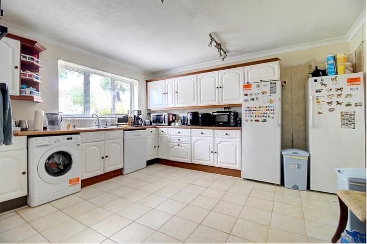 4 bedrooms house for sale in Basingstoke, United Kingdom - Image 3