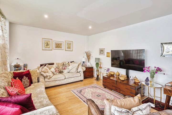 2 bedrooms apartment for sale in London, United Kingdom - Image 7