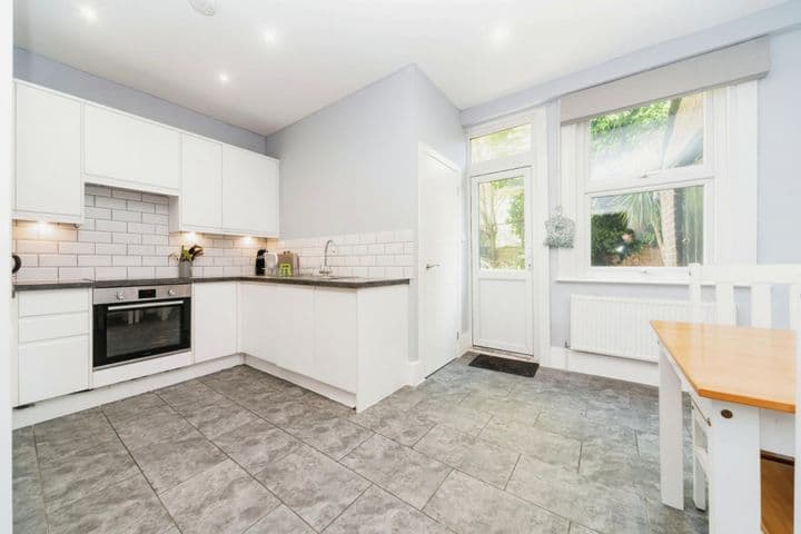 3 bedrooms house for sale in London, United Kingdom - Image 3