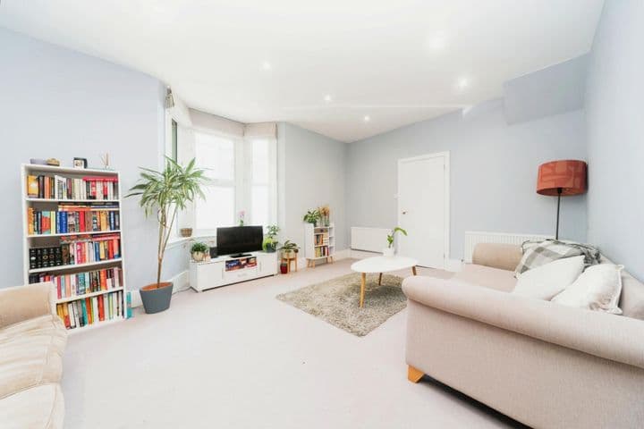 3 bedrooms house for sale in London, United Kingdom - Image 2