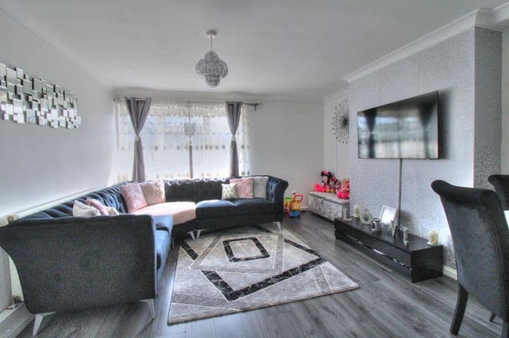 1 bedroom apartment for sale in Basildon, United Kingdom - Image 3