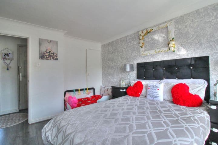 1 bedroom apartment for sale in Basildon, United Kingdom - Image 8