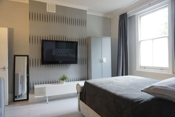 1 bedroom apartment for sale in London, United Kingdom - Image 8