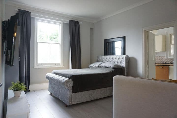 1 bedroom apartment for sale in London, United Kingdom - Image 3