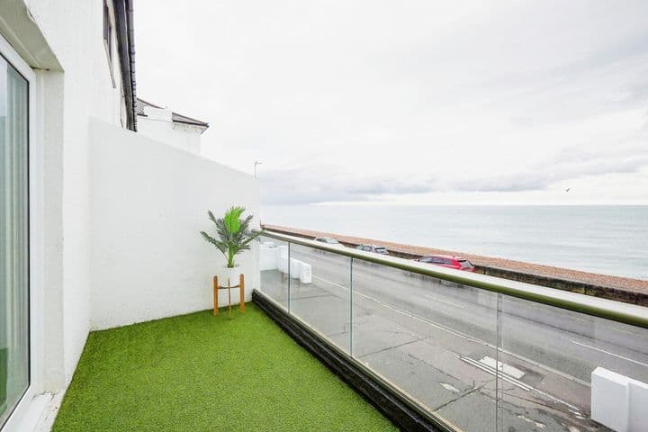 3 bedrooms house for sale in Folkestone, United Kingdom - Image 2