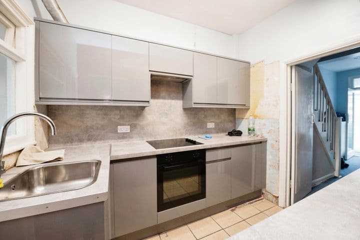 3 bedrooms house for sale in Barking, United Kingdom - Image 3