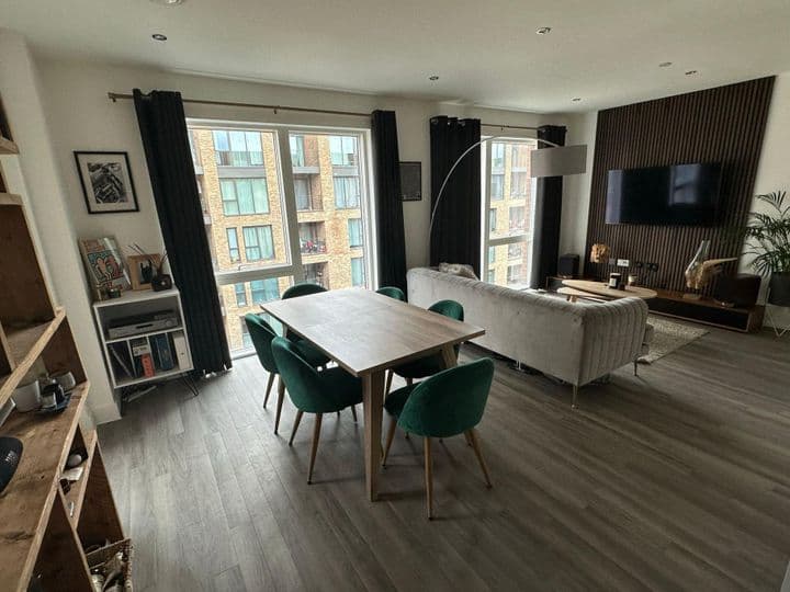 1 bedroom apartment for sale in London, United Kingdom - Image 7