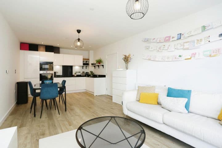 1 bedroom apartment for sale in London, United Kingdom - Image 6