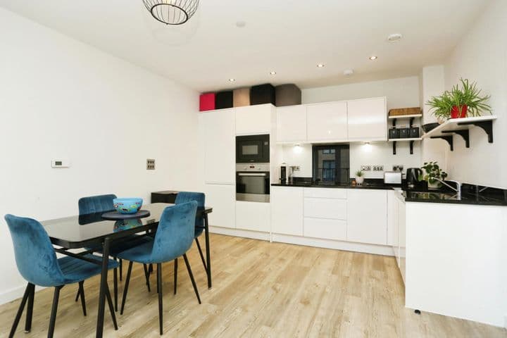 1 bedroom apartment for sale in London, United Kingdom - Image 5