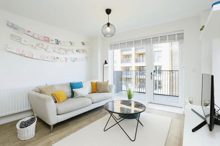 1 bedroom apartment for sale in London, United Kingdom - Image 3