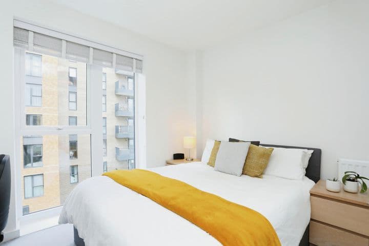 1 bedroom apartment for sale in London, United Kingdom - Image 9