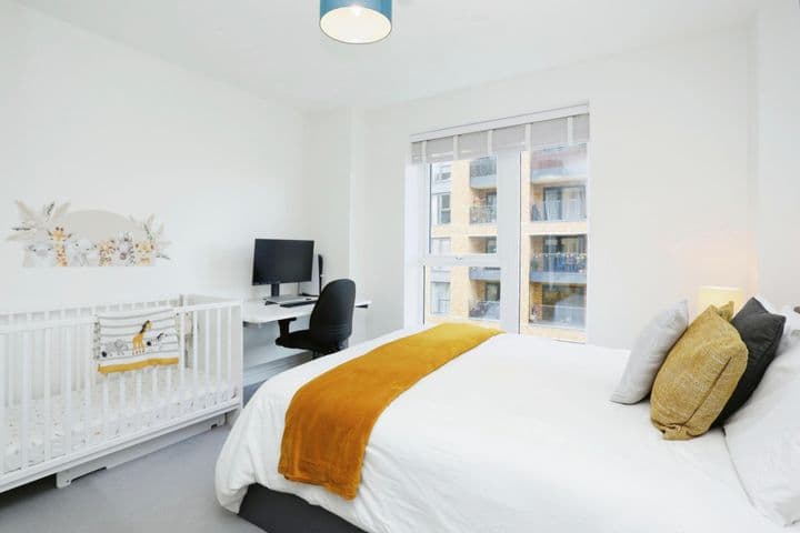 1 bedroom apartment for sale in London, United Kingdom - Image 8