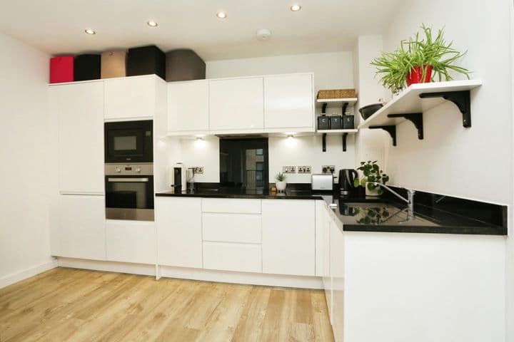 1 bedroom apartment for sale in London, United Kingdom - Image 2