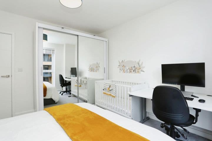 1 bedroom apartment for sale in London, United Kingdom - Image 10