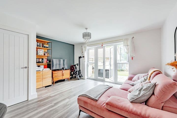 3 bedrooms house for sale in Crawley, United Kingdom - Image 3