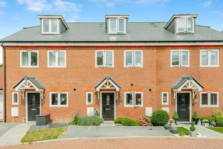 3 bedrooms house for sale in Crawley, United Kingdom - Image 2