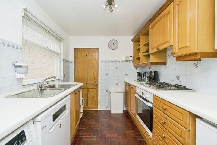 2 bedrooms house for sale in Kingston Upon Thames, United Kingdom - Image 7